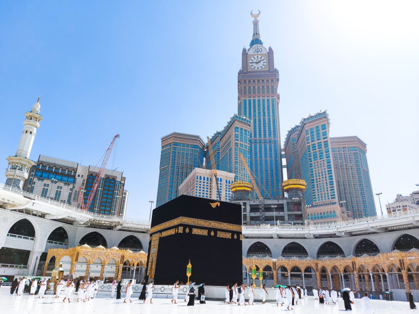 pilgrims-in-kaaba-in-macca-al-haram-umrah-socially-distanced-coronavirus-restrictions-face-mask-e1701052450644